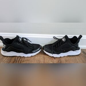 Nike women's air hurrican running shoes black size 5. damp in pics. Just cleaned
